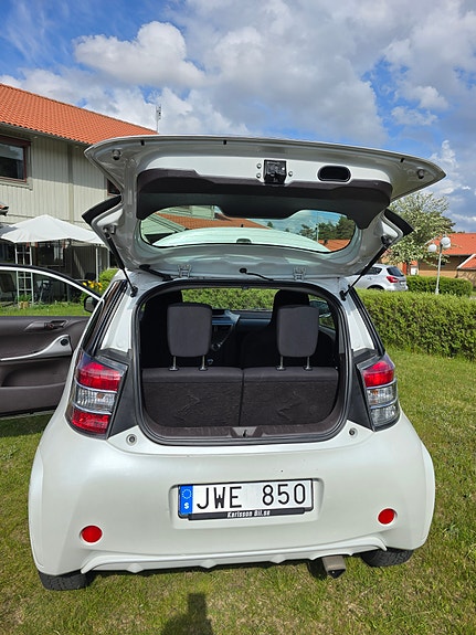 Toyota IQ 3 of 5
