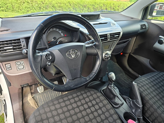 Toyota IQ 5 of 5