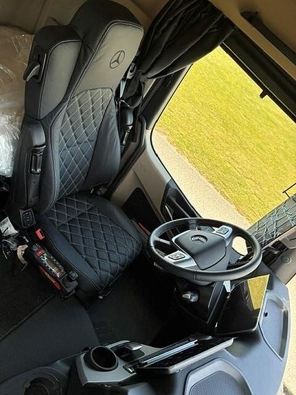 Mercedes-Benz Arocs 3253 L 8x4 (Kranvxl) 5 of 10