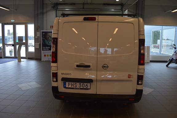 Nissan NV300 4 of 5