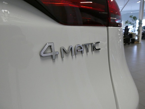 Mercedes-Benz EQC400 11 of 24