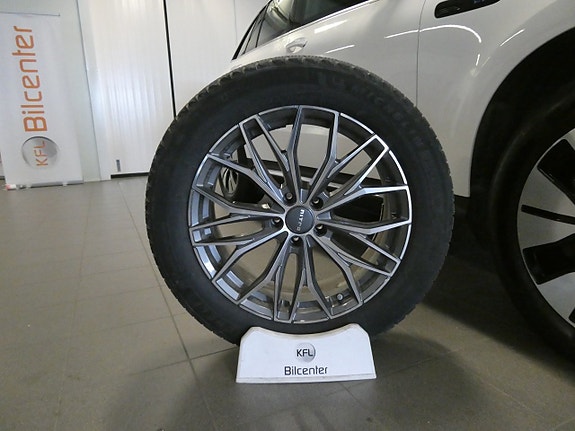 Mercedes-Benz EQC400 2 of 5