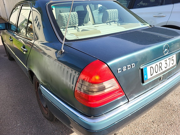Mercedes-Benz C200 2 of 4