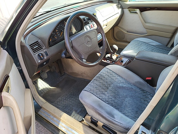 Mercedes-Benz C200 4 of 4