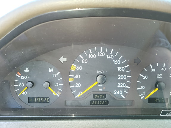 Mercedes-Benz C200 3 of 4