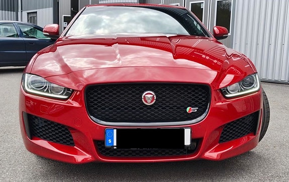 Jaguar XE 3 of 12