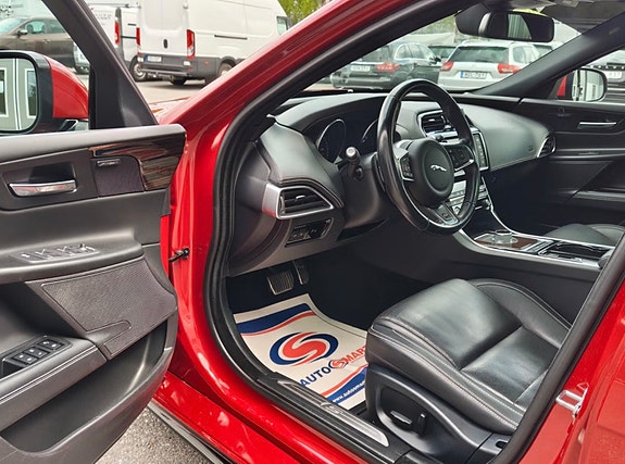 Jaguar XE 8 of 12