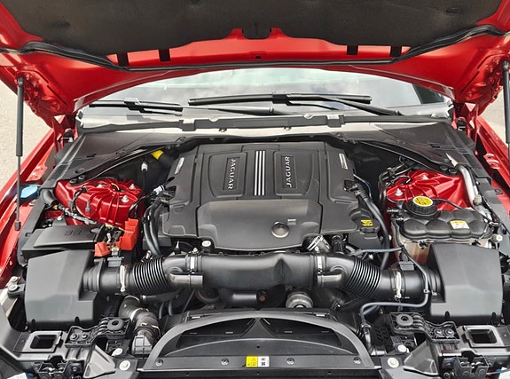 Jaguar XE 12 of 12