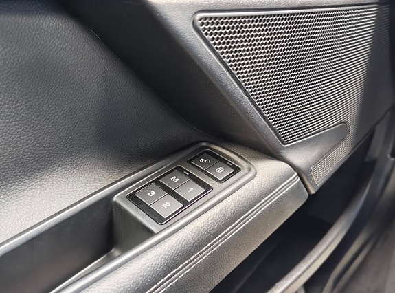 Jaguar XE 11 of 12