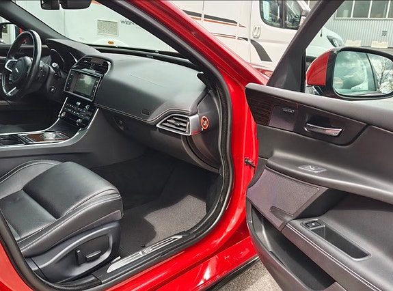 Jaguar XE 9 of 12