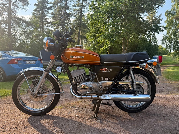 Suzuki GT250 2 of 5