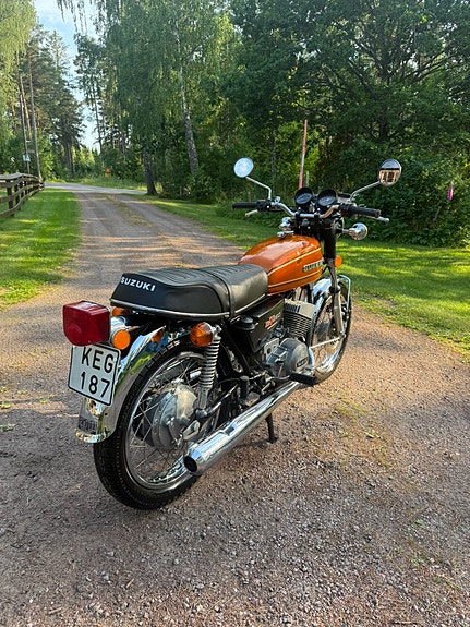 Suzuki GT250 4 of 5