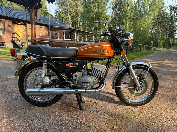 Suzuki GT250 5 of 5