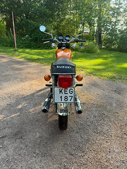 Suzuki GT250 3 of 5