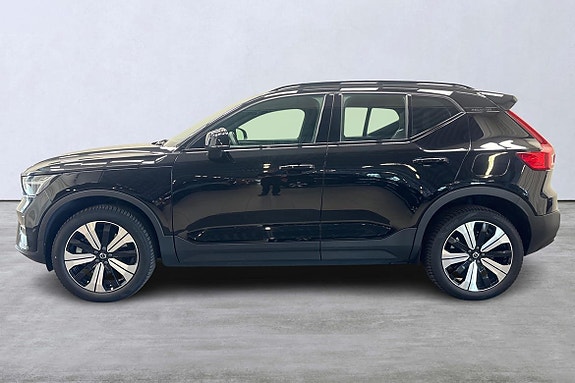 Volvo XC40 2 of 5