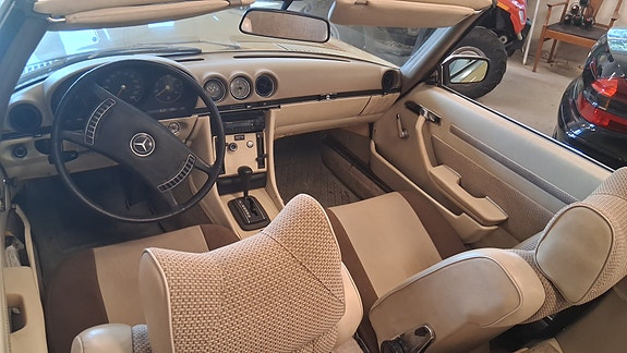 Mercedes-Benz 350 SL 3 of 5