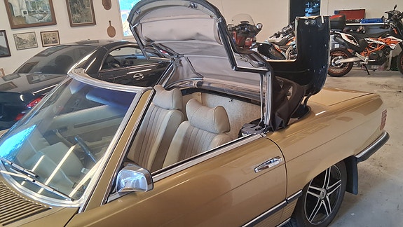 Mercedes-Benz 350 SL 2 of 5
