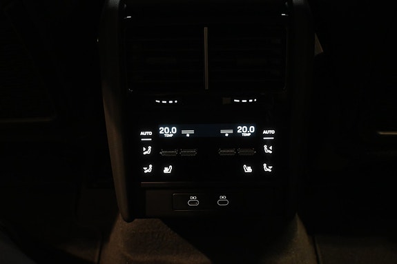 Porsche Cayenne 17 of 29