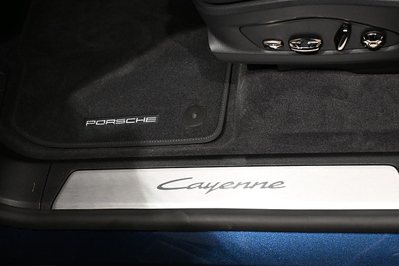 Porsche Cayenne 14 of 29