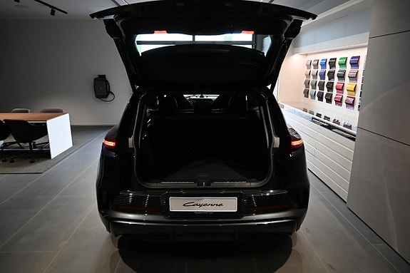 Porsche Cayenne 10 of 29