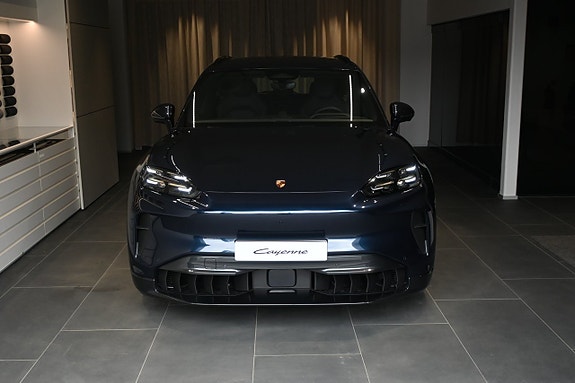 Porsche Cayenne 2 of 5