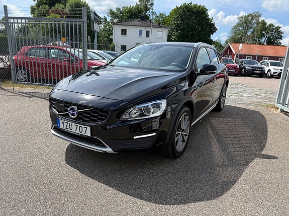 Volvo V60 Cross Country 2 of 5