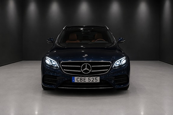 Mercedes-Benz E220 2 of 5