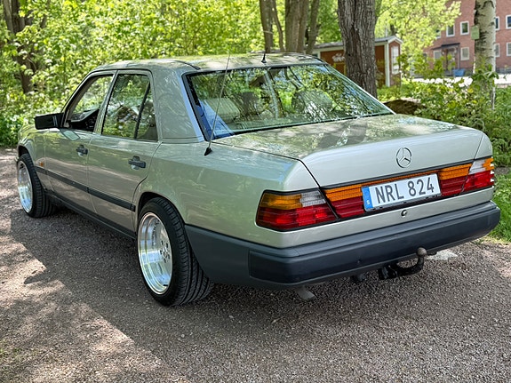 Mercedes-Benz 230 E 4 of 5