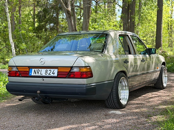 Mercedes-Benz 230 E 3 of 5