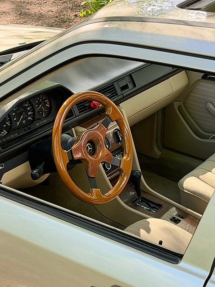 Mercedes-Benz 230 E 5 of 5