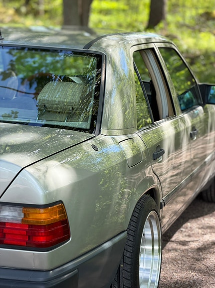 Mercedes-Benz 230 E 2 of 5
