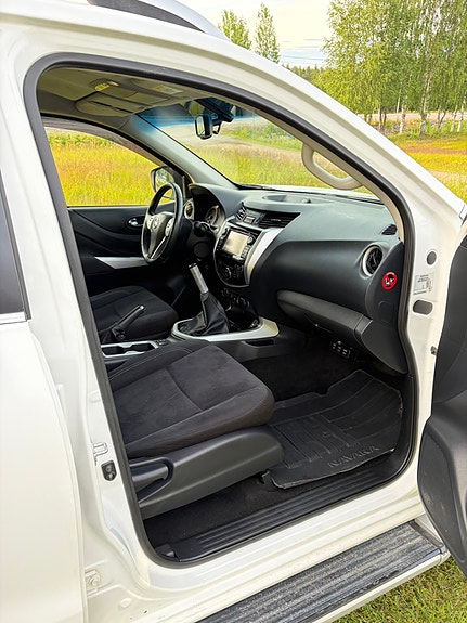 Nissan Navara 2 of 5