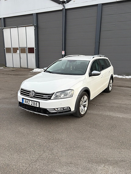 Volkswagen Passat Alltrack 2 of 5