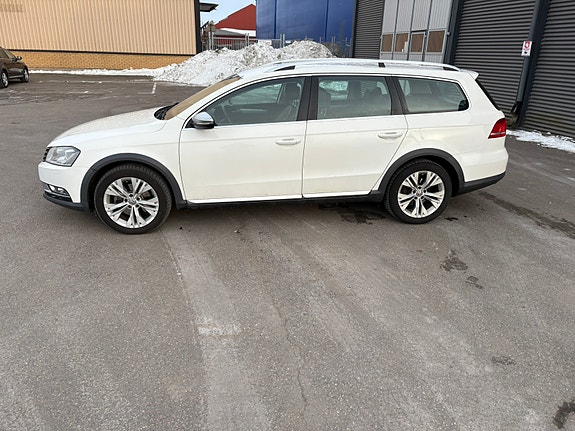 Volkswagen Passat Alltrack 3 of 5