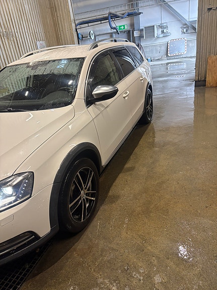 Volkswagen Passat Alltrack 2 of 5