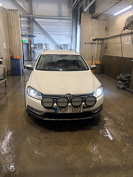Volkswagen Passat Alltrack 4 of 5