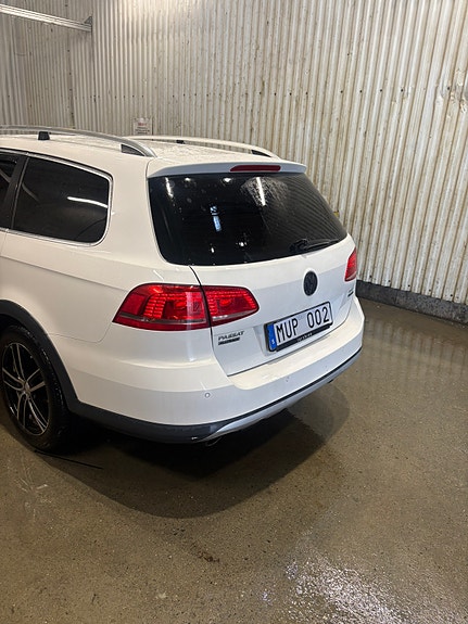Volkswagen Passat Alltrack 3 of 5