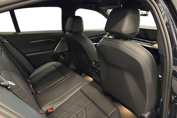 BMW i5 7 of 18