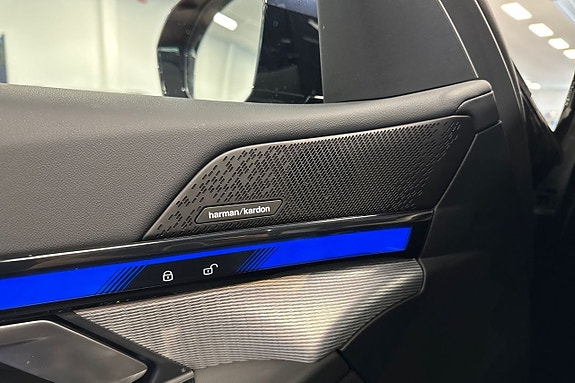 BMW i5 18 of 18