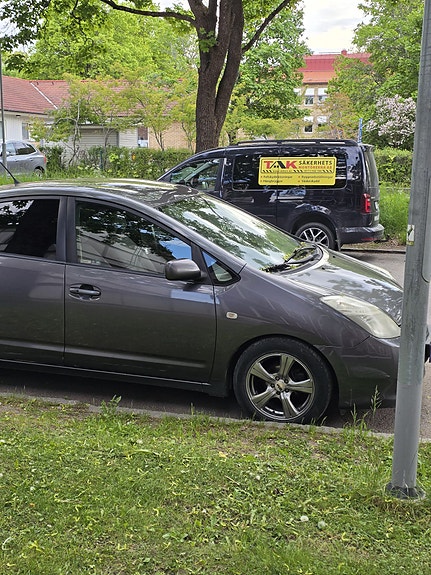 Toyota Prius 2 of 5