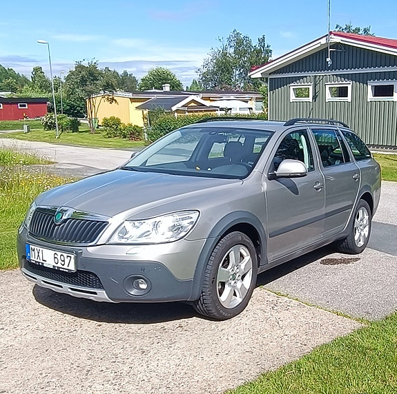 Skoda Octavia Scout 2 of 5