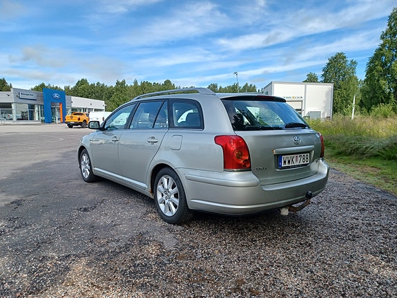 Toyota Avensis 4 of 5