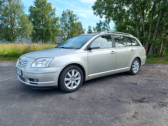Toyota Avensis 2 of 5