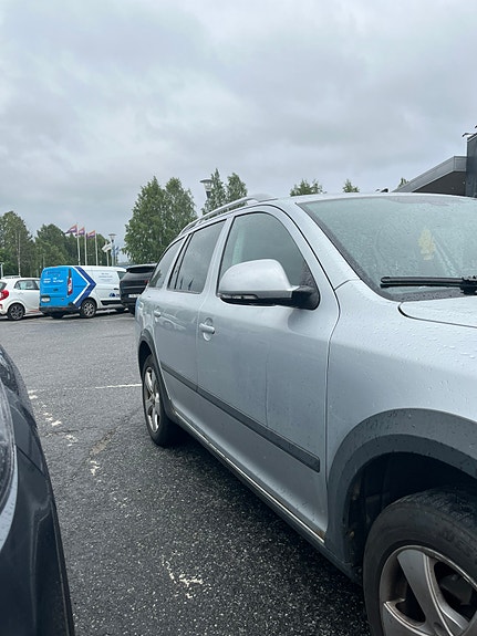 Skoda Octavia Scout 2 of 3