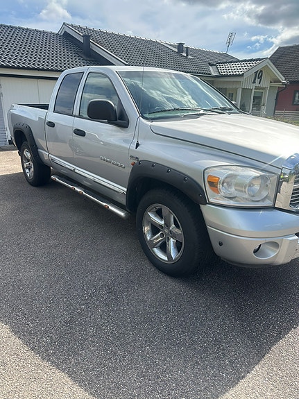 Dodge RAM 1500 2 of 5