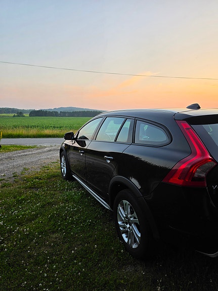 Volvo V60 Cross Country 2 of 5