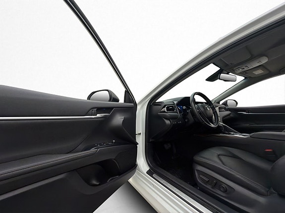 Toyota Camry 16 of 30