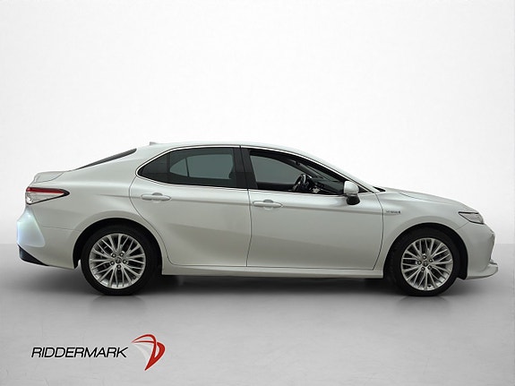 Toyota Camry 9 of 30