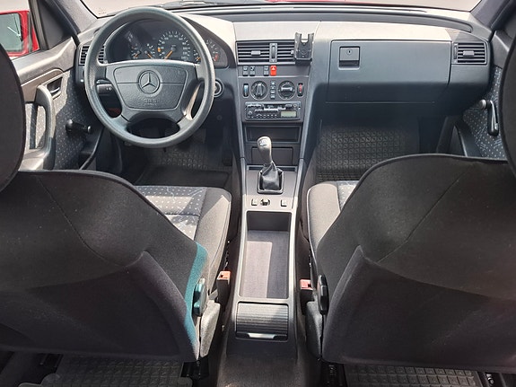 Mercedes-Benz C220 10 of 16