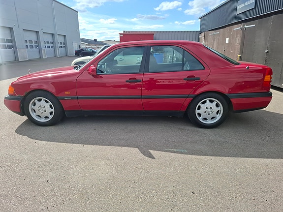Mercedes-Benz C220 2 of 16